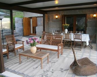Villa w / private pool (with 23700 m2 of green areas) at 40Km from PORTO - Marco de Canaveses - Pátio