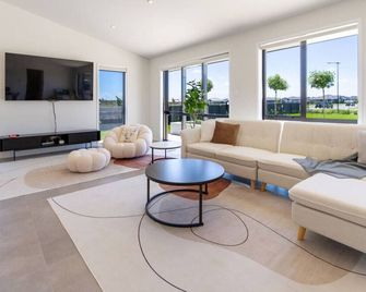 Grand Hideaway in Ebenezer - Lincoln - Living room