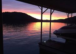 Sunset Dreams Norris Lake Front house/Deerfield Resort-sleeps 14/hot tub/slip - La Follette - Outdoor view