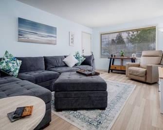 Bright and Delightful Renovation, Single Level, Fenced Backyard, 3 Blocks to MAX, 25 Min to Portland - Hillsboro - Living room