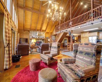 Robbinsville Vacation Rental With Covere - Robbinsville - Salónek