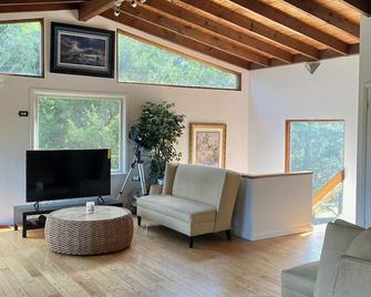 Hampton Home On Creek & Walking Distance To Beach - East Hampton - Living room