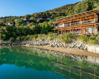 Bay of Many Coves - Picton - Edificio