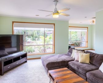 The Clydesdale - Spacious 4 bedroom Home - Echuca - Sala de estar