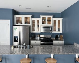 Charming 3-bedroom townhome with WiFi and AC iN Sumter close to Shaw AFB - Sumter - Kitchen