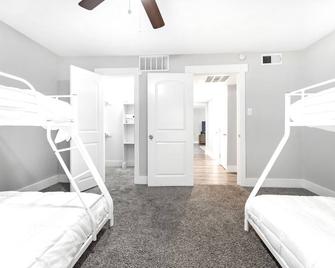 Best Location Downtown | Mins from AT&T, Ranger Stadium & Six Flags - Arlington - Bedroom