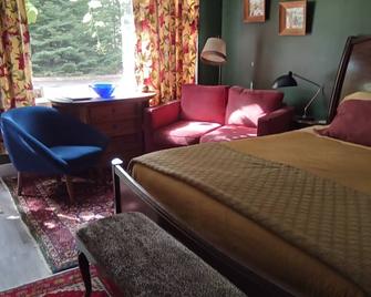 Rural setting, semi- detached suite , amenities close by - Qualicum Beach - Bedroom