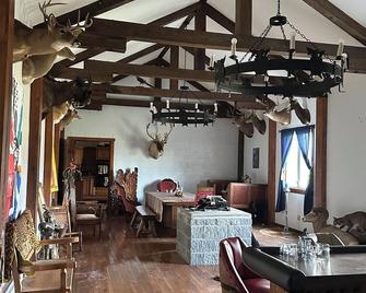 Country living minutes away from Churchill, Louisville and Major attractions - Charlestown - Living room