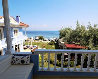 Cundavilla Hotel & Suites - אייבאליק - מרפסת