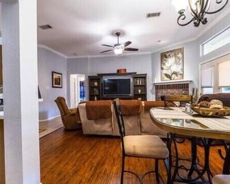 Cozy 3 Bedroom - 2 Bathroom home w/ enclosed patio - Red Oak - Dining room