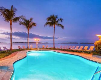 Your Idyllic Getaway Awaits! Breathtaking Beachfront, Outdoor Pool | 3 Units - Islamorada - Piscine