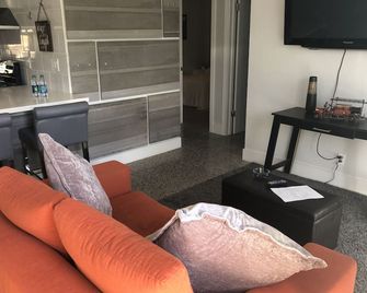 2 BR house, Great Location! - פורט לודרדייל - סלון