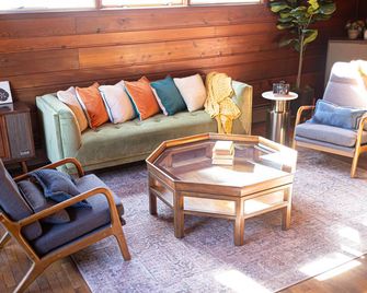 Gorgeous & Cozy Lake Michigan Cottage - Walk to Everything! - Muskegon - Living room