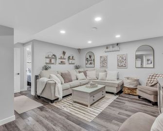 Saskatoon 5 Bedroom-Big Gatherings-Patio-Bbq-Games Room - Saskatoon - Living room