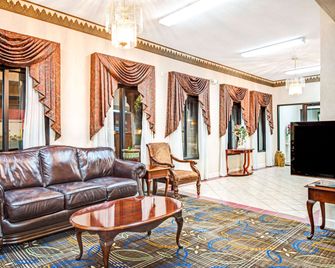 Days Inn by Wyndham Covington - Covington - Lobby