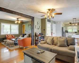 Riverfront Shenandoah Getaway with Kayaks and Tubes! - Shenandoah - Living room