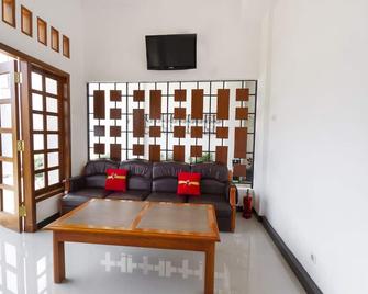OYO 3309 Forrest Inn - Kediri - Living room
