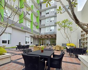 Whiz Hotel Malioboro Yogyakarta - Yogyakarta - Innenhof