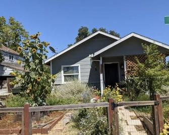 Pet-Friendly Garden Oasis - Sacramento