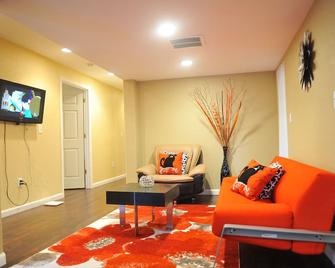 Spacious and Cozy walkout Apartment - דנבר - סלון