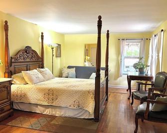 Peaceful Cottage with Beautiful views! River Access. Newly renovated. - Steelville - Makuuhuone