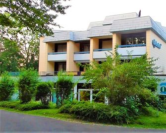 Hotel Quellenhof Bad Urach - Bad Urach - Gebäude