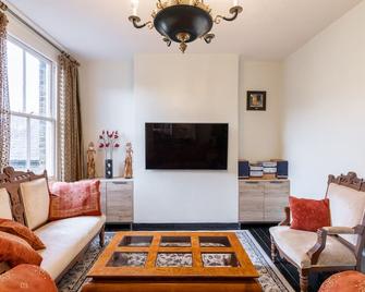 One bedroom flat, Fulham Broadway near Chelsea - London - Living room