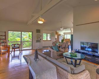 Maluhia Hale home - Hawaiian Paradise Park - Living room