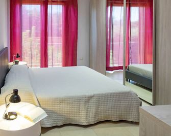 Sea view apartment in the hills in Senigallia with balcony - Senigallia - Bedroom