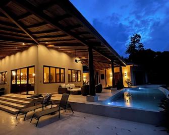 Ocean Front Estate with Pool and Private Beach - Boca del Drago - Basen