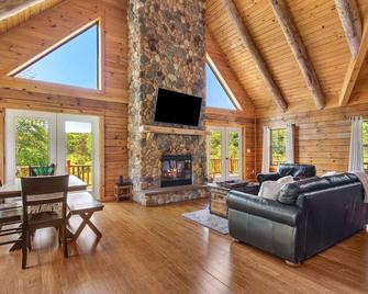 Spacious luxurious log cabin near Cooperstown NY - Oneonta - Living room