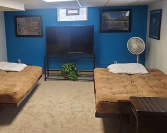 Cozy 3BR/2BA 20 mins from Niagara Falls & the Buffalo Bills Stadium - Williamsville - Bedroom