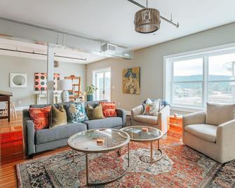 Shenandoah Valley Atelier: New Waynesboro Loft - Waynesboro - Living room