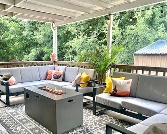 Secluded Half Acre Gem w/ Pickleball Court - Austin - Balcon