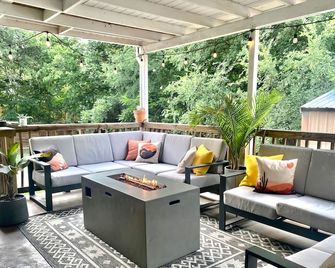 Secluded Half Acre Gem w/ Pickleball Court - אוסטין - מרפסת