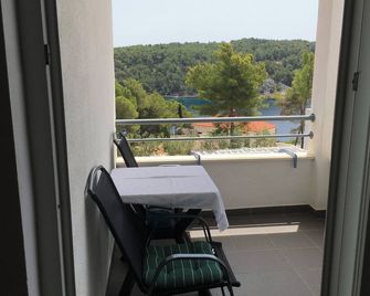80 Meters Away to the Clear Beautiful Blue Sea! - Milna (Brač) - Balcony