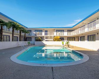 Motel 6 Opelousas La - Opelousas - Pool
