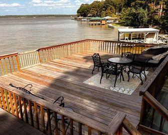 One Acre Lakefront Home, Indian Hills Peninsula. Pet friendly ! - Livingston - Balcón