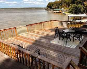 One Acre Lakefront Home, Indian Hills Peninsula. Pet friendly ! - Livingston - Balcón