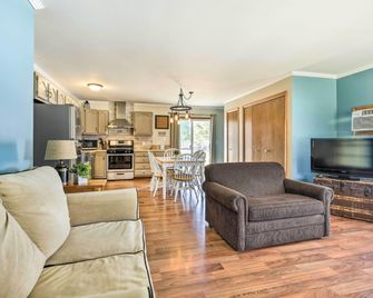 Mears Abode with Pool Access, Near Silver Lake! - Mears - Sala de estar