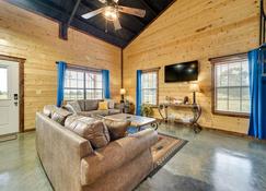 Eagletown Home with Game Room - 3 Mi to Kayaking! - Eagletown - Soggiorno
