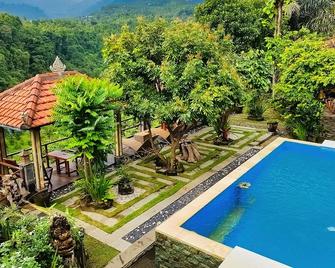 Villa Ayu offers stunning view over mountains green valley with waterfall - Sukasada - Piscina