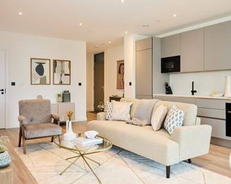 The Tottenham Escape - Lovely 2bdr Flat With Balcony - London - Living room