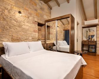 Eflin Haus Historical Place & Monument - Cesme - Schlafzimmer