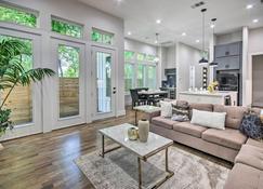 Modern Home with Yard 2 Mi to Downtown Houston! - Houston - Living room