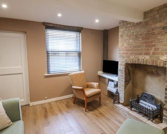 Star Cottage, Pet Friendly, Character Holiday Cottage In Eastbourne - Eastbourne - Living room