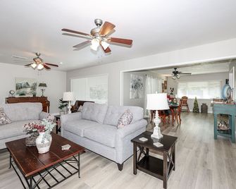 Gateway to Yosemite, Mins to UC Merced, Beautiful 3 Bedroom, 2 Bath home. - Merced - Salon