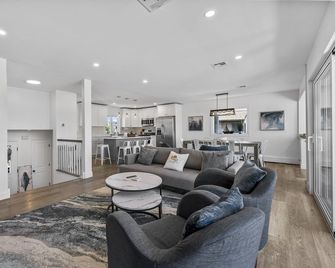 Brand New Fully Renovated Waterfront Property with Outdoor Bar & Firepit - Point Pleasant Beach - Sala de estar