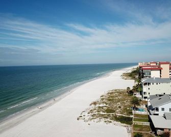 Carousel Suites Studio #1 Vacation Just Steps from The Beach - Newly Renovated - Redington Shores - Strand