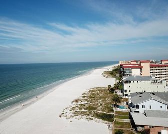 Carousel Suites Studio #1 Vacation Just Steps from The Beach - Newly Renovated - Redington Shores - Beach